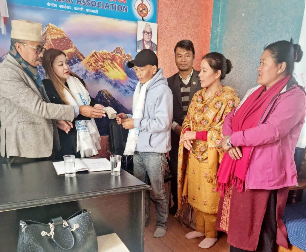 निता कुमारी थापाको सक्रियतामा संग्कलित रकम क्यान्सर पिडितलाई हस्तान्रण
