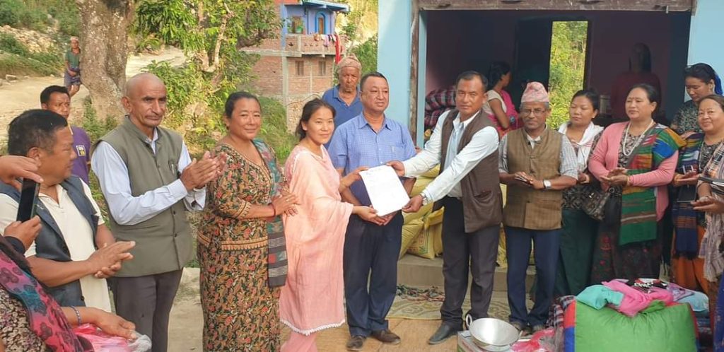 नेपाल मगर महिला संघ द्वारा टेवा नेपालको सहयोगमा रामपुरका आगोलागी पिडितलाई राहत प्रदान